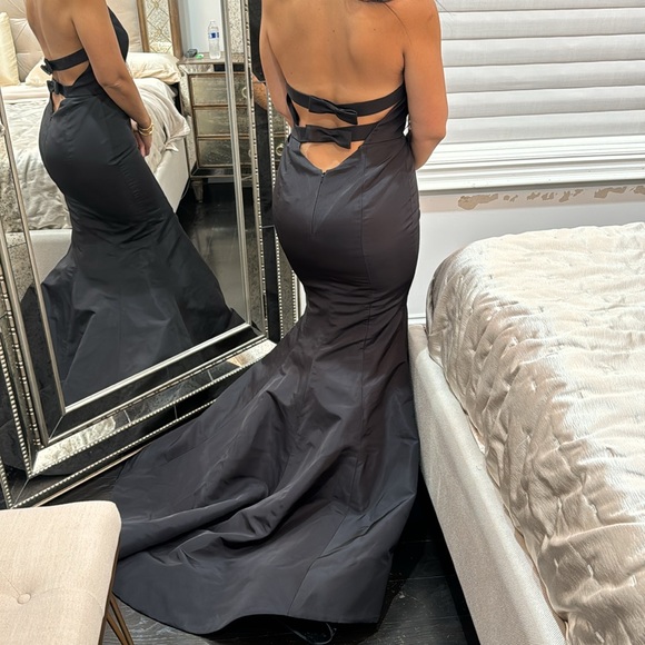 Oscar de la Renta Bow-embellished silk halterneck gown - Picture 3 of 5